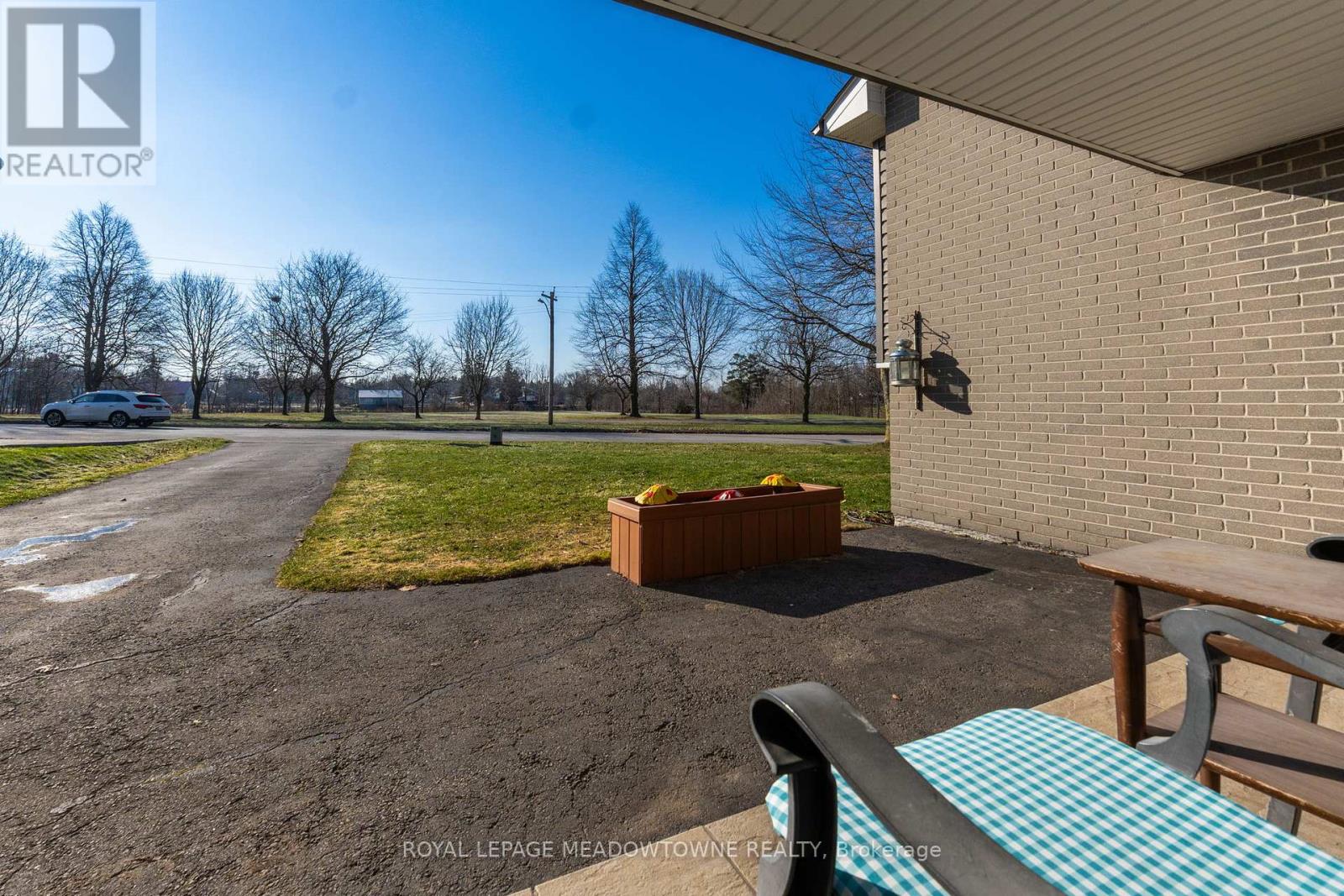 73 Elizabeth Drive, Halton Hills, Ontario  L7J 1B4 - Photo 5 - W12980990