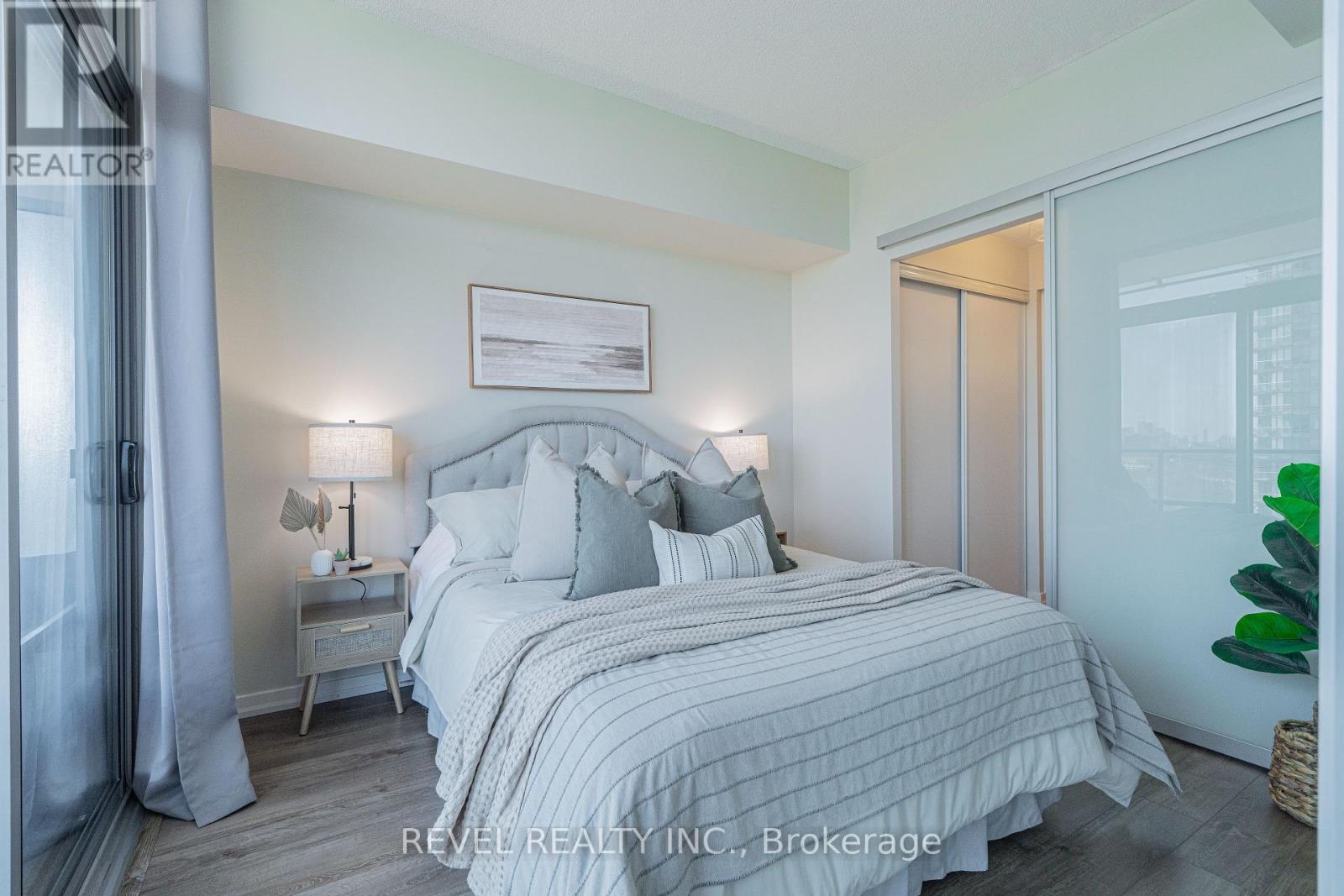 1616 - 103 The Queensway Avenue, Toronto, Ontario  M6S 5B3 - Photo 8 - W12981012