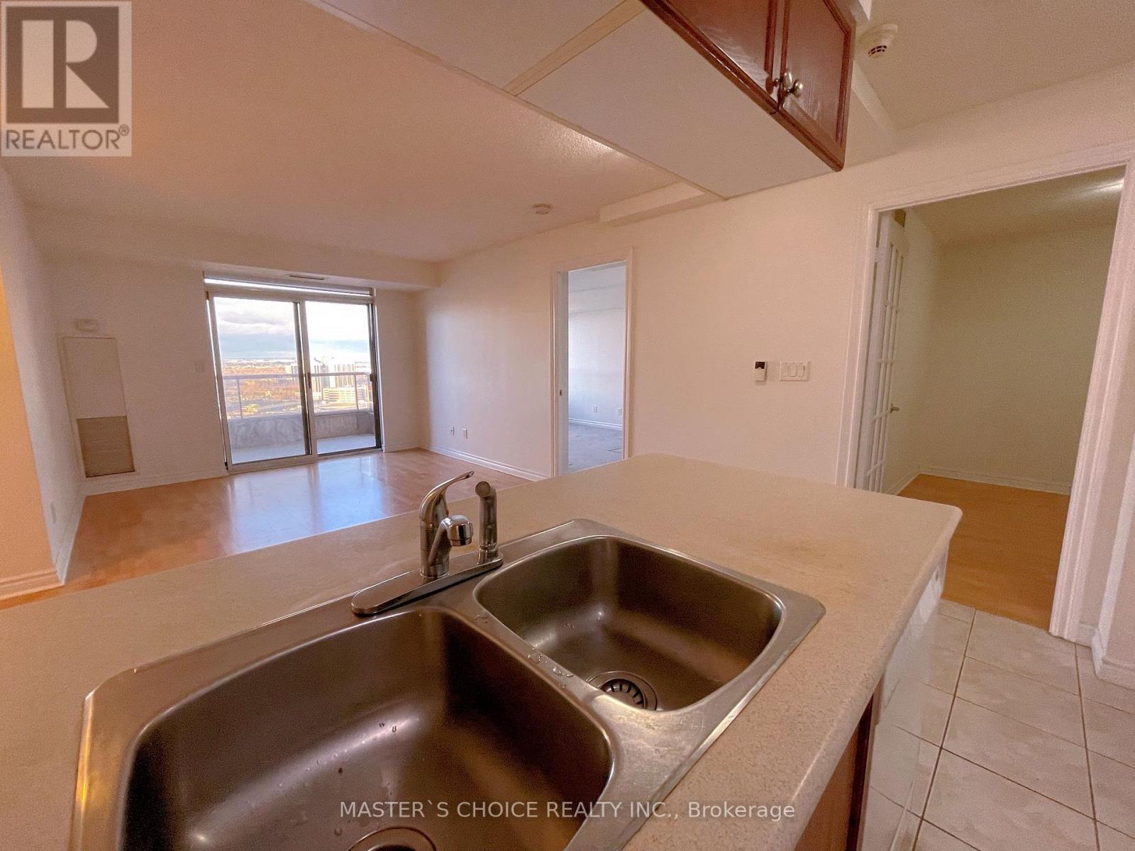 2721 - 3888 Duke Of York Boulevard, Mississauga, Ontario  L5B 4P5 - Photo 2 - W12981018