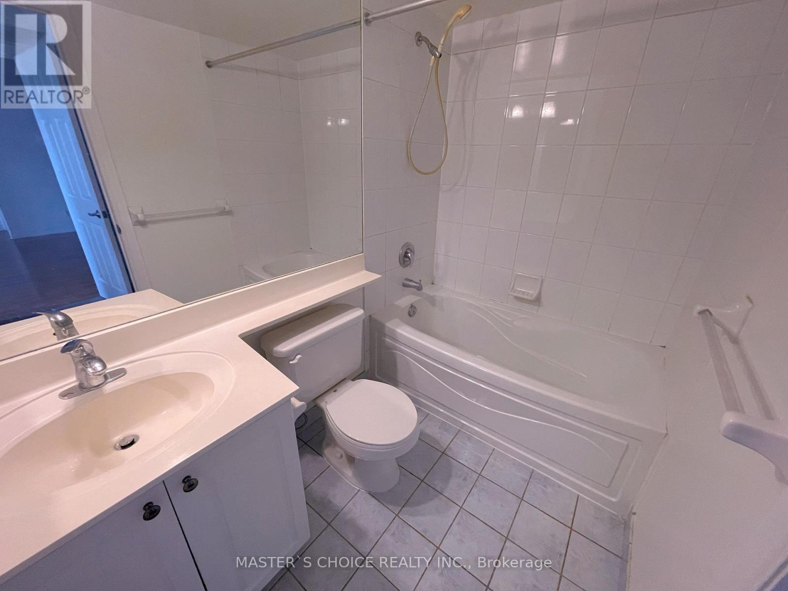 2721 - 3888 Duke Of York Boulevard, Mississauga, Ontario  L5B 4P5 - Photo 9 - W12981018