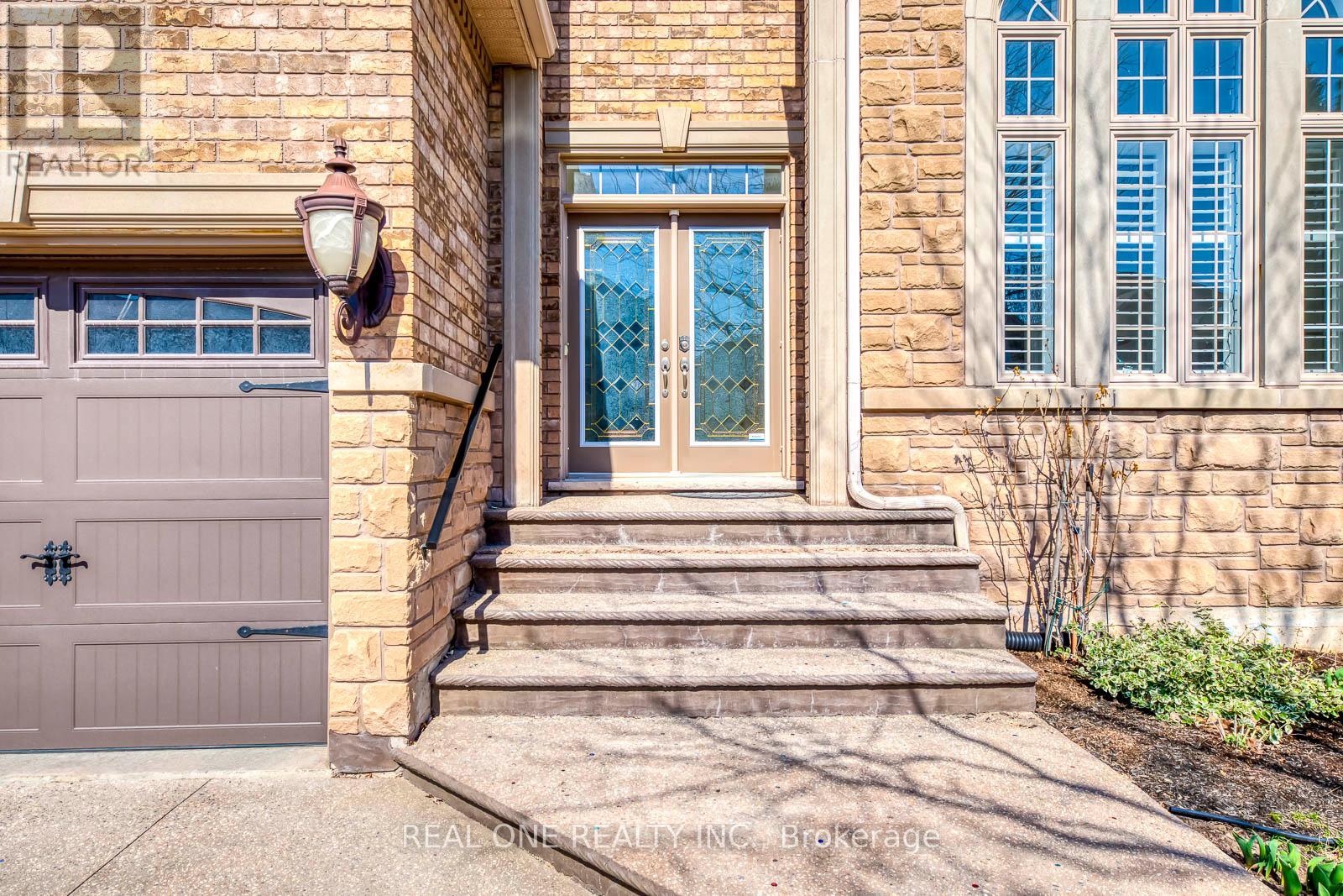 2361 Rideau Drive, Oakville, Ontario  L6H 7J8 - Photo 3 - W12981064