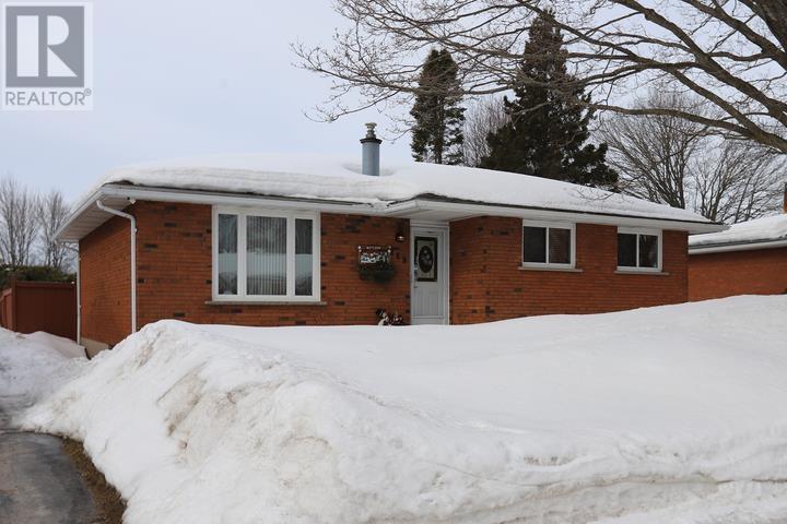 149 Denwood Dr, Sault Ste. Marie, Ontario  P6A 5R4 - Photo 2 - SM260657
