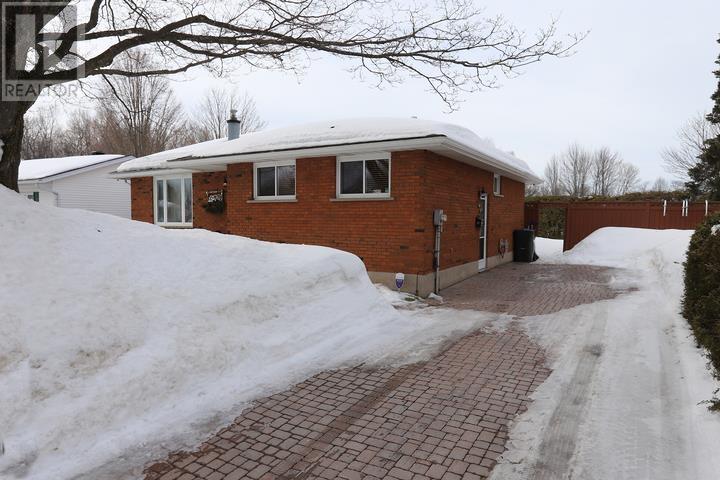 149 Denwood Dr, Sault Ste. Marie, Ontario  P6A 5R4 - Photo 5 - SM260657