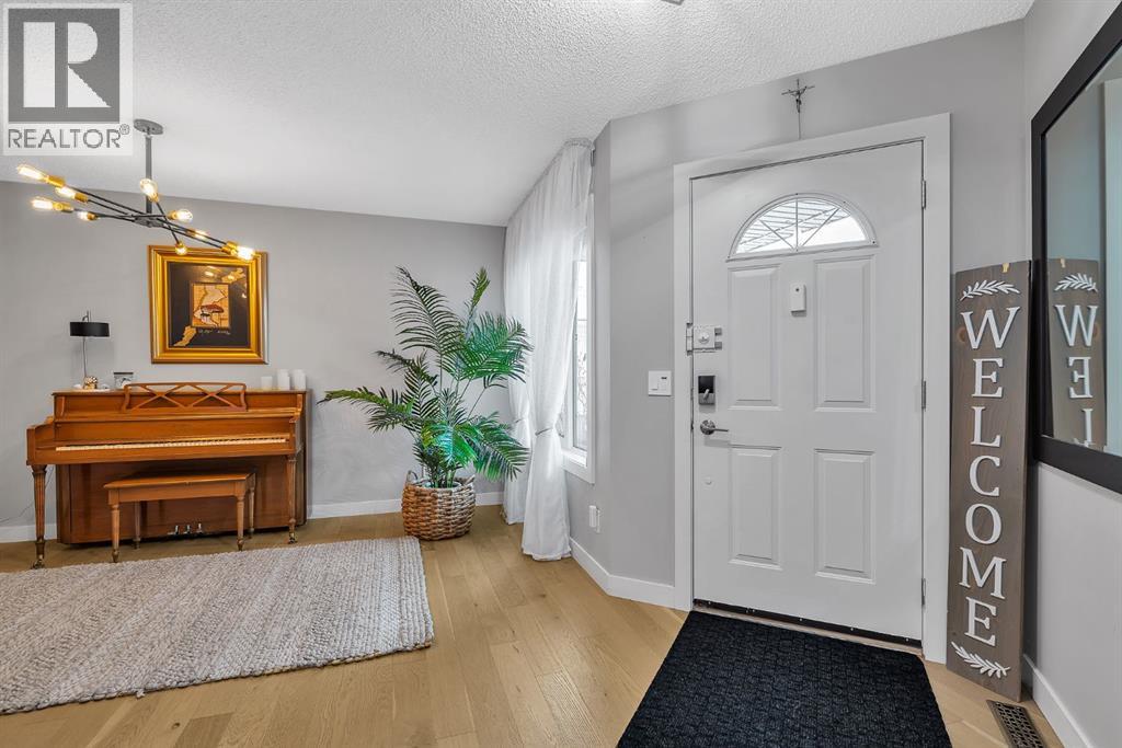 419 Rocky Ridge Bay NW, Calgary, Alberta  t3g 4h8 - Photo 3 - A2299448