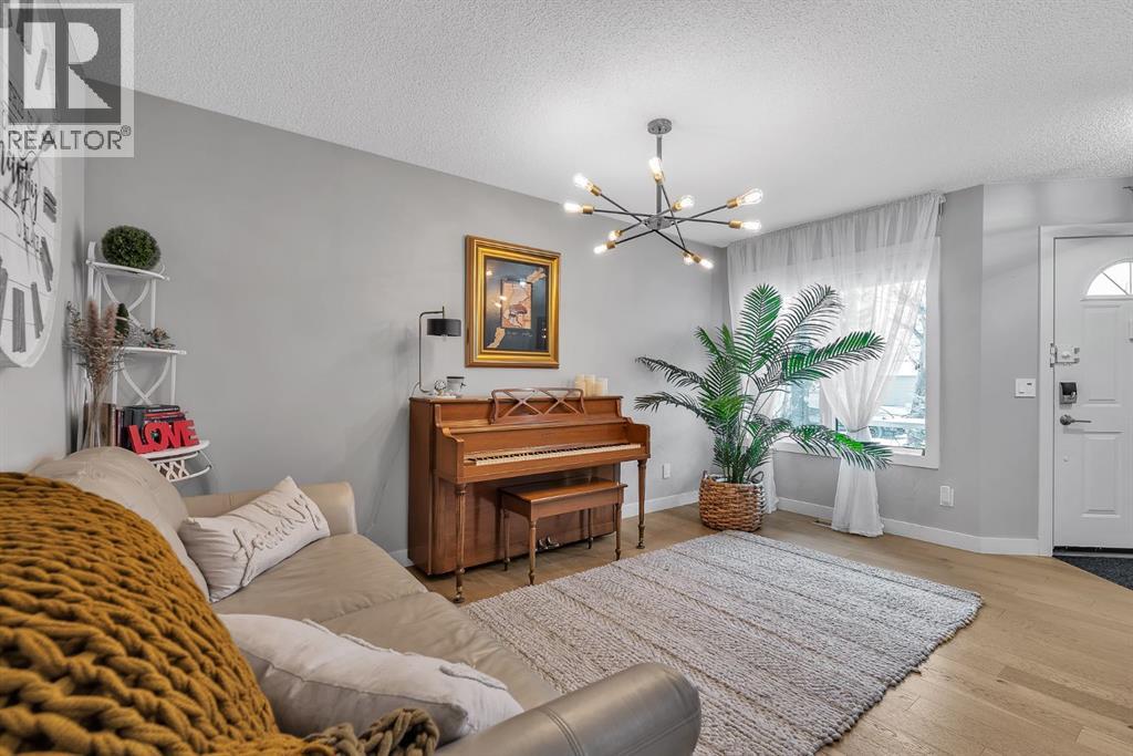 419 Rocky Ridge Bay NW, Calgary, Alberta  t3g 4h8 - Photo 6 - A2299448