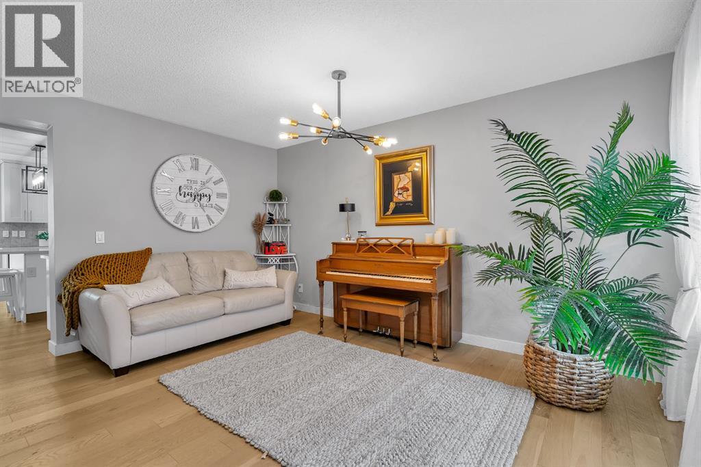 419 Rocky Ridge Bay NW, Calgary, Alberta  t3g 4h8 - Photo 4 - A2299448