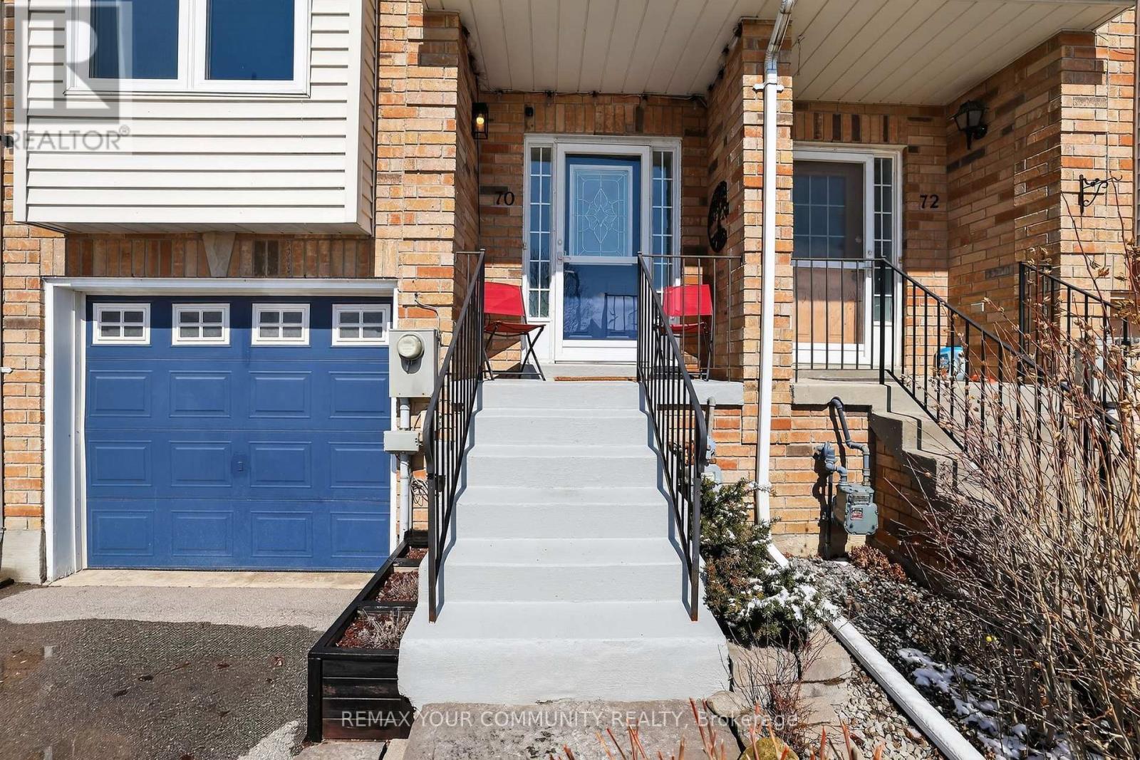 70 Natale Court, Bradford West Gwillimbury, Ontario  L3Z 3B1 - Photo 2 - N12981180