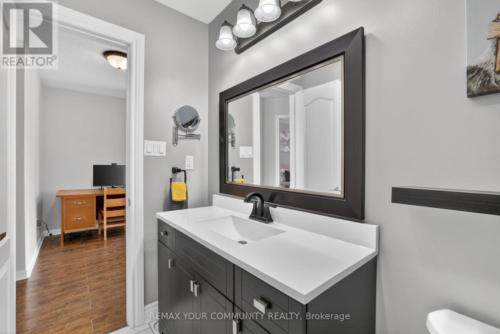 70 Natale Court, Bradford West Gwillimbury, Ontario  L3Z 3B1 - Photo 32 - N12981180