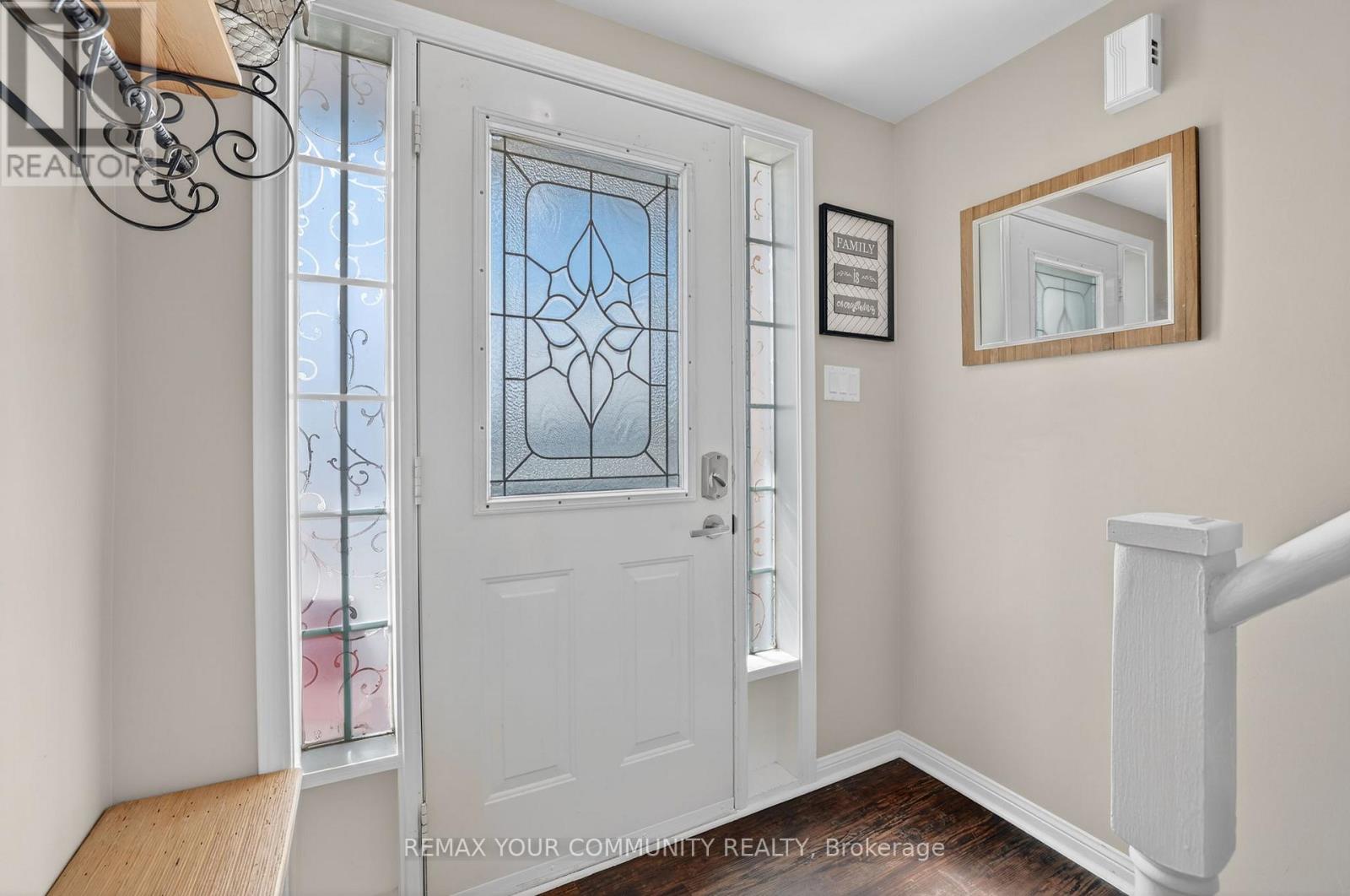 70 Natale Court, Bradford West Gwillimbury, Ontario  L3Z 3B1 - Photo 4 - N12981180