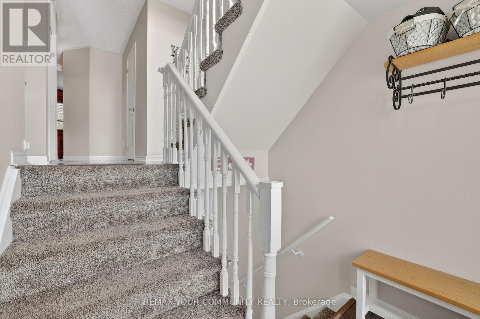 70 Natale Court, Bradford West Gwillimbury, Ontario  L3Z 3B1 - Photo 5 - N12981180