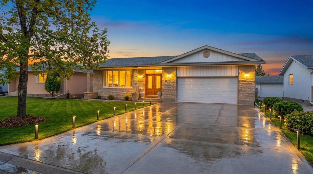 59 Roselawn Bay, Winnipeg, Manitoba  R2G 1W5 - Photo 1 - 202606857