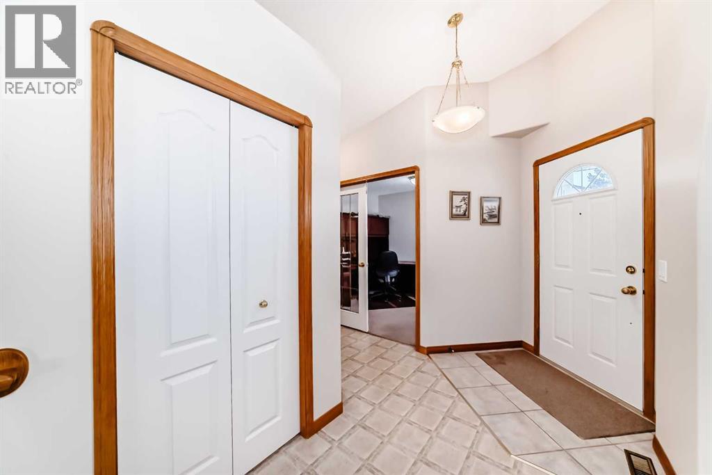 220 Rocky Ridge Villas NW, Calgary, Alberta  T3G 4R3 - Photo 3 - A2297086