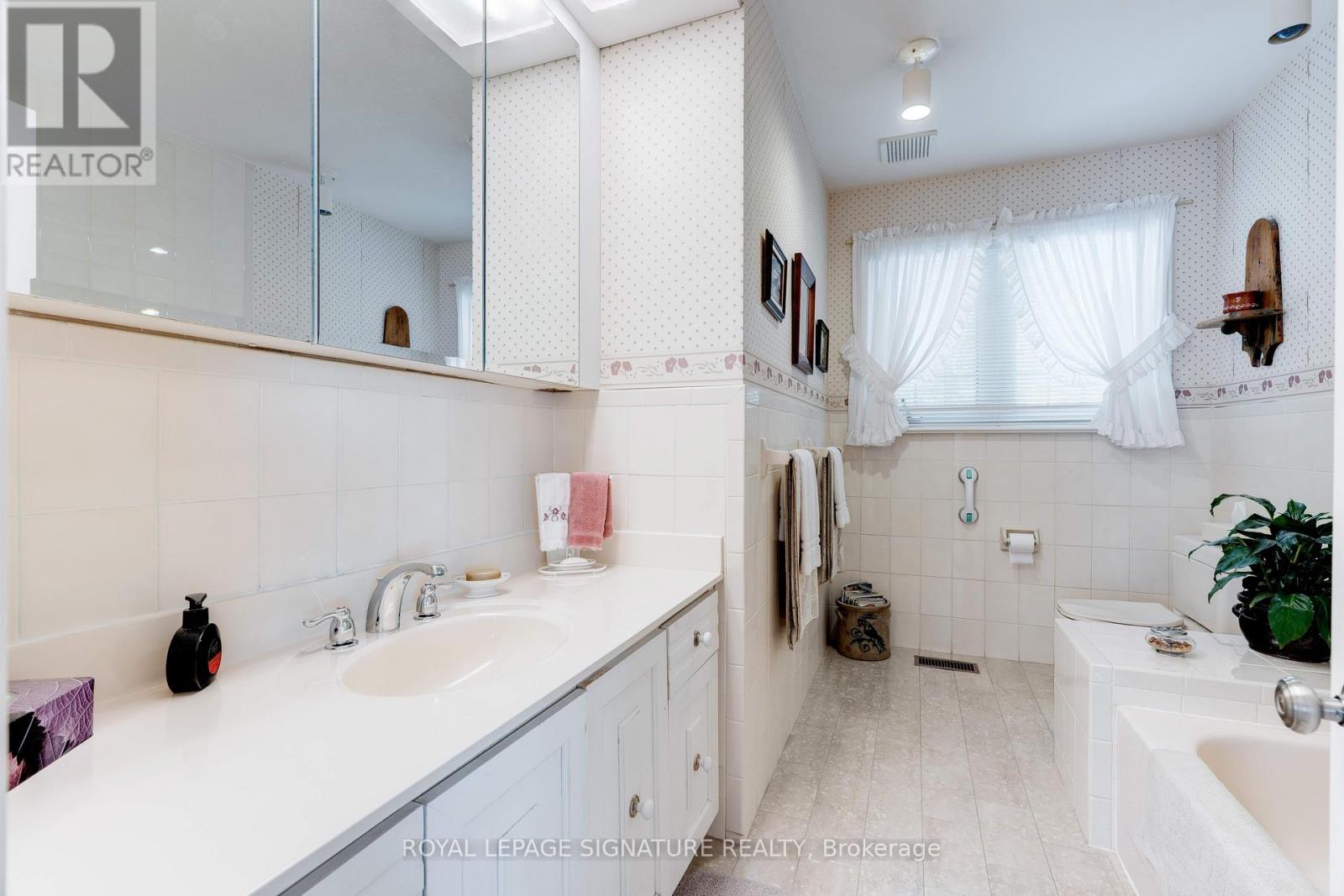 332 Coral Terrace, Oakville, Ontario  L6J 4C4 - Photo 21 - W12981162