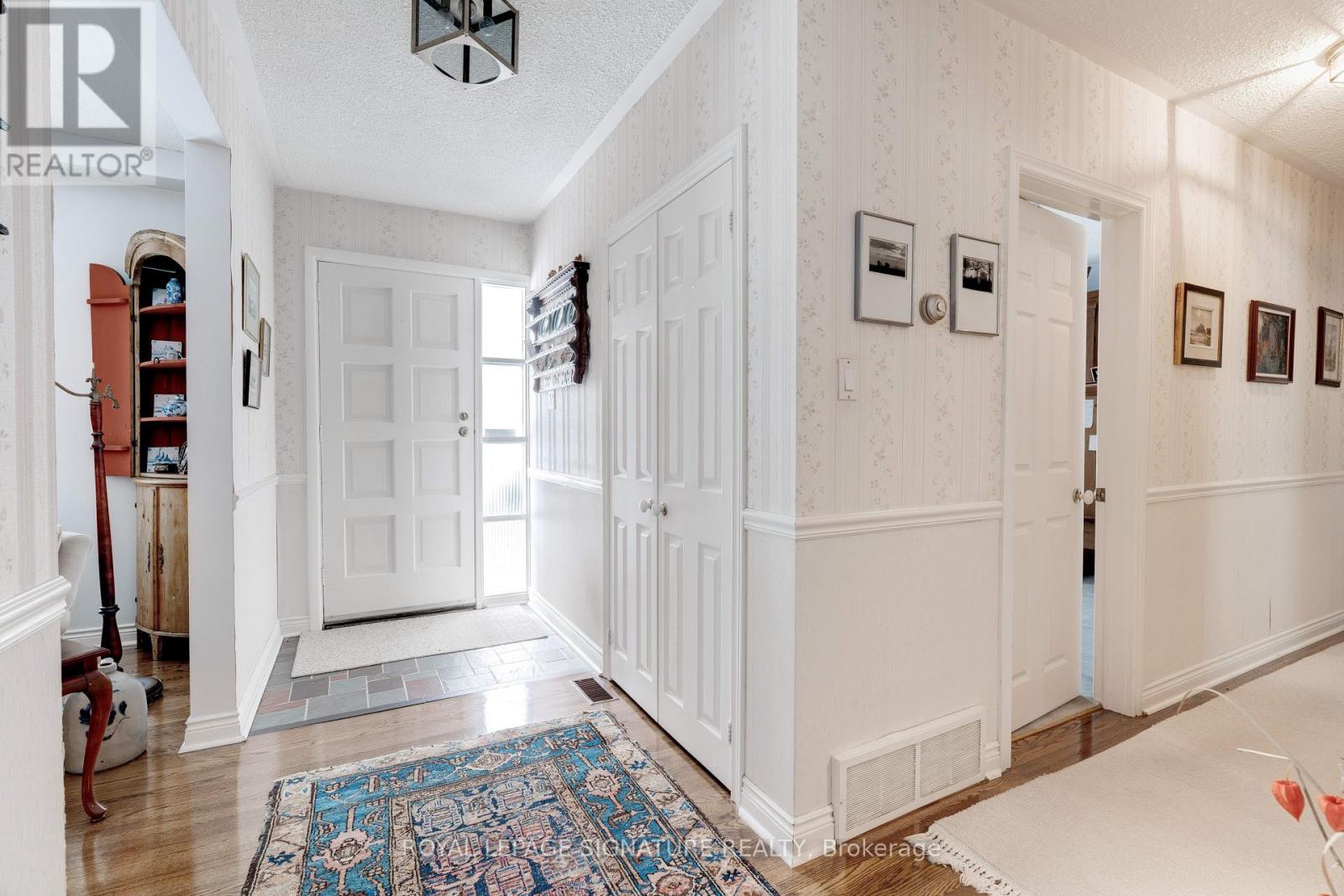 332 Coral Terrace, Oakville, Ontario  L6J 4C4 - Photo 4 - W12981162