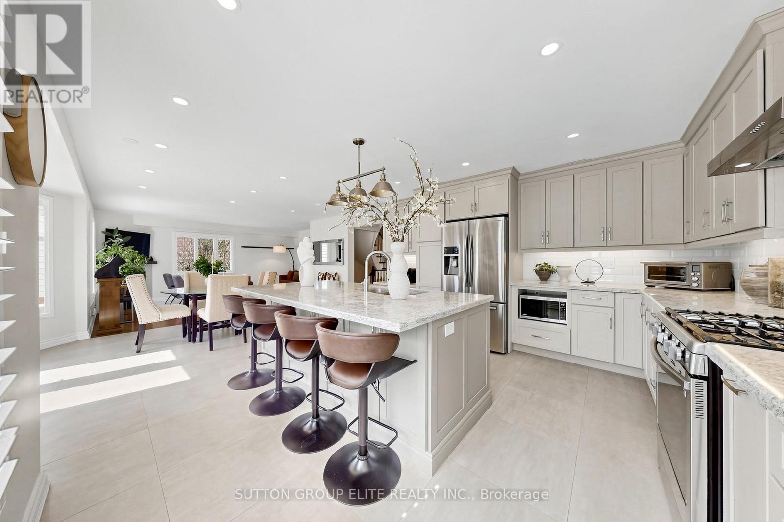 2768 Peacock Drive, Mississauga, Ontario  L5M 5R5 - Photo 14 - W12981186