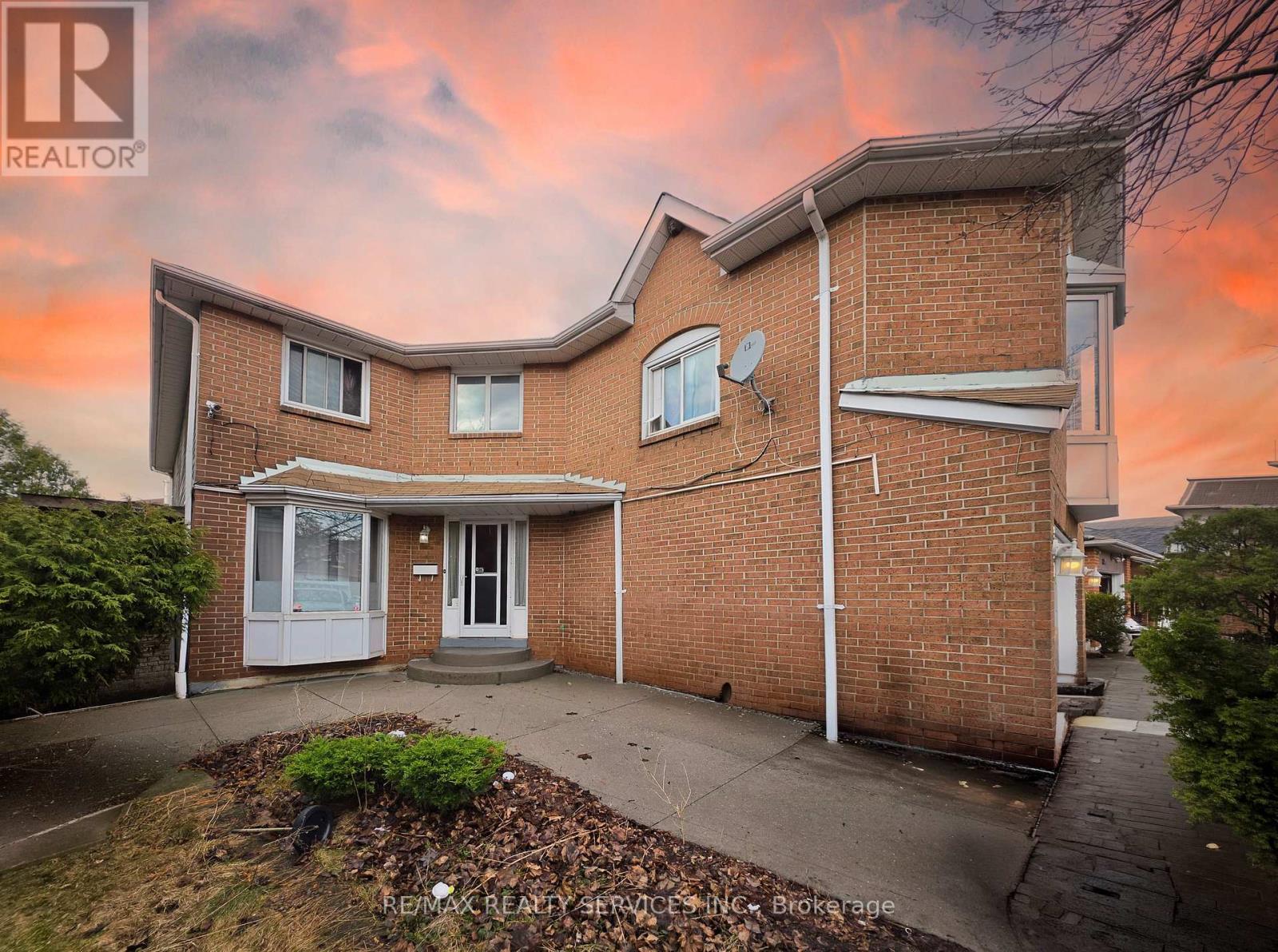 377 Mill Street S, Brampton, Ontario  L6Y 3H6 - Photo 2 - W12981296