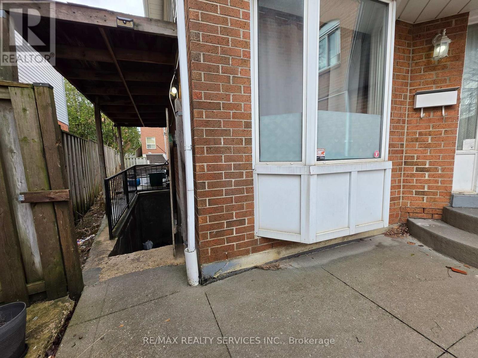 377 Mill Street S, Brampton, Ontario  L6Y 3H6 - Photo 3 - W12981296