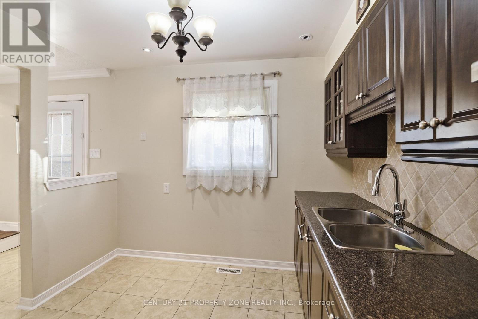 39 - 45 Hansen Road N, Brampton, Ontario  L6V 3C5 - Photo 8 - W12978948