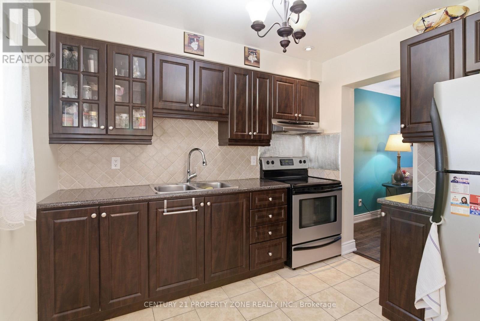 39 - 45 Hansen Road N, Brampton, Ontario  L6V 3C5 - Photo 5 - W12978948