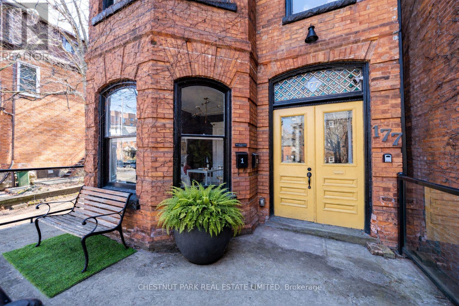 177 Charlton Avenue W, Hamilton, Ontario  L8P 2C8 - Photo 2 - X12979784