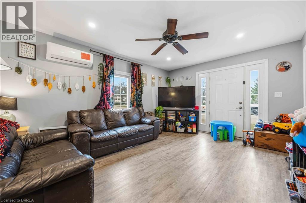 30 Queen Street W, Forest, Ontario  N0N 1J0 - Photo 3 - 40818125