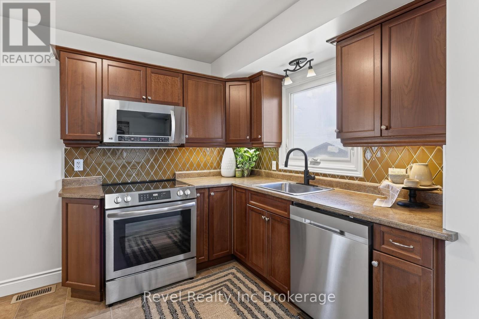 8 Elmwood Place, Woodstock, Ontario  N4S 2K6 - Photo 10 - X12981572