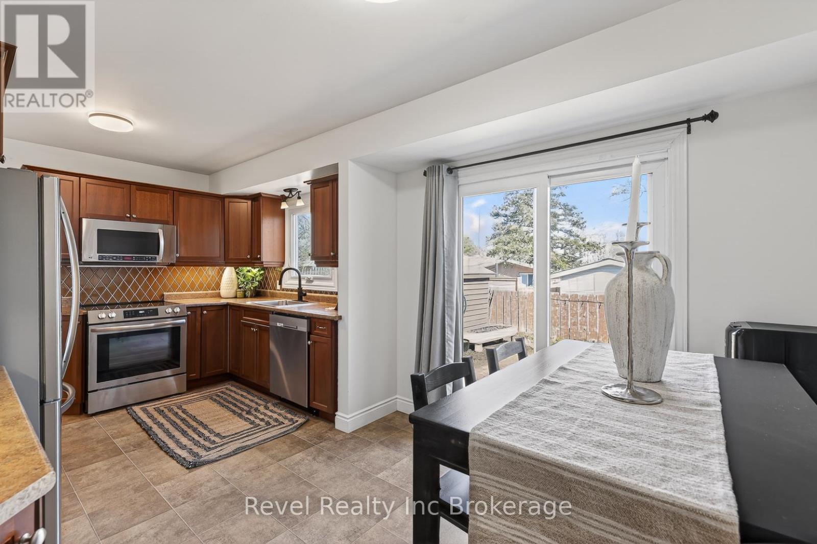 8 Elmwood Place, Woodstock, Ontario  N4S 2K6 - Photo 12 - X12981572