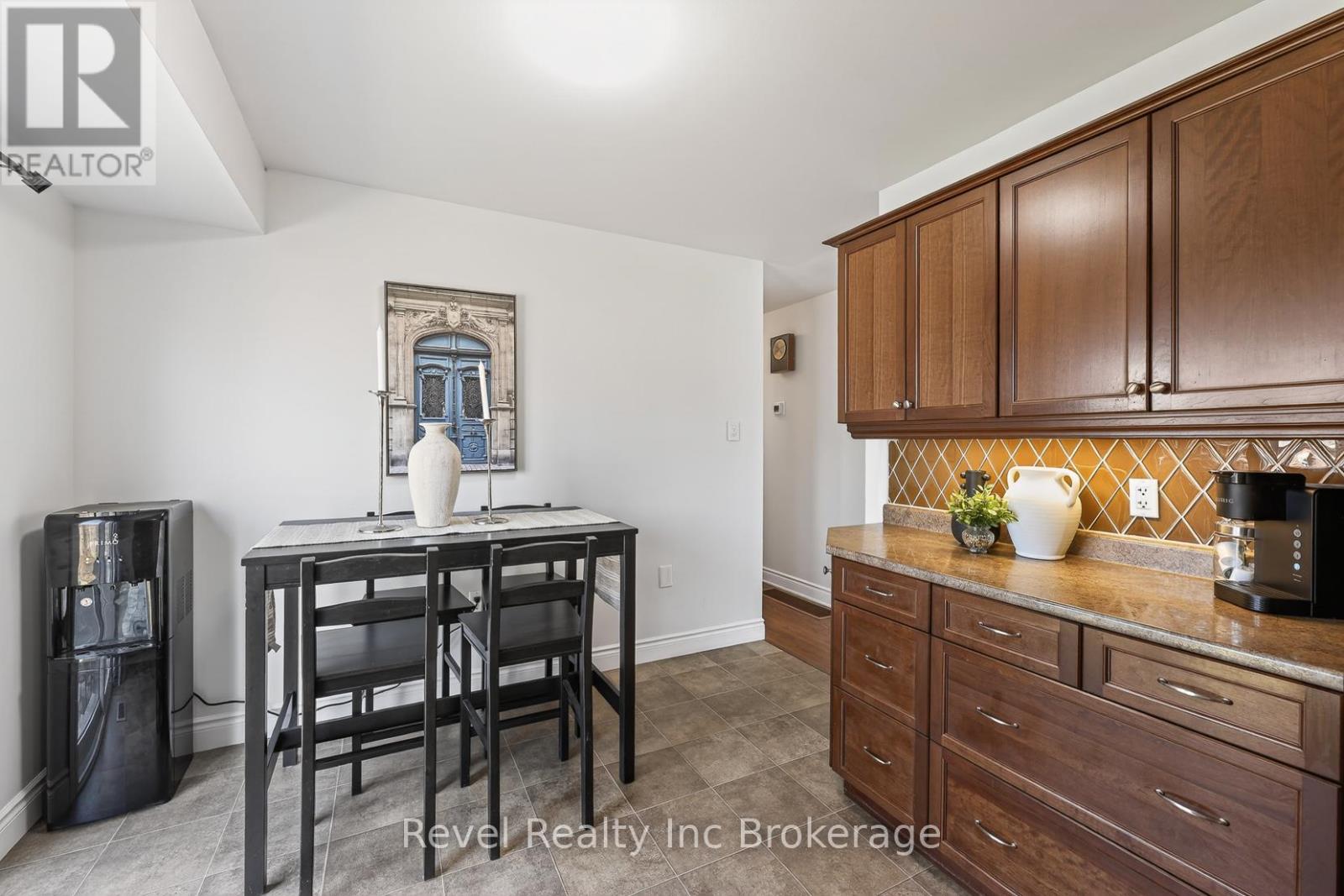 8 Elmwood Place, Woodstock, Ontario  N4S 2K6 - Photo 9 - X12981572