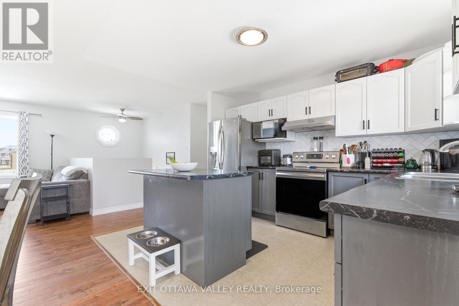 3 Selkirk Street, Petawawa, Ontario  K8H 1N8 - Photo 10 - X12981390