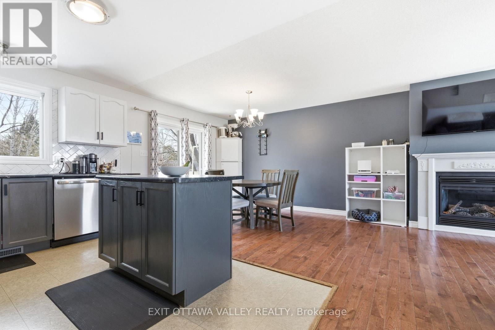 3 Selkirk Street, Petawawa, Ontario  K8H 1N8 - Photo 11 - X12981390