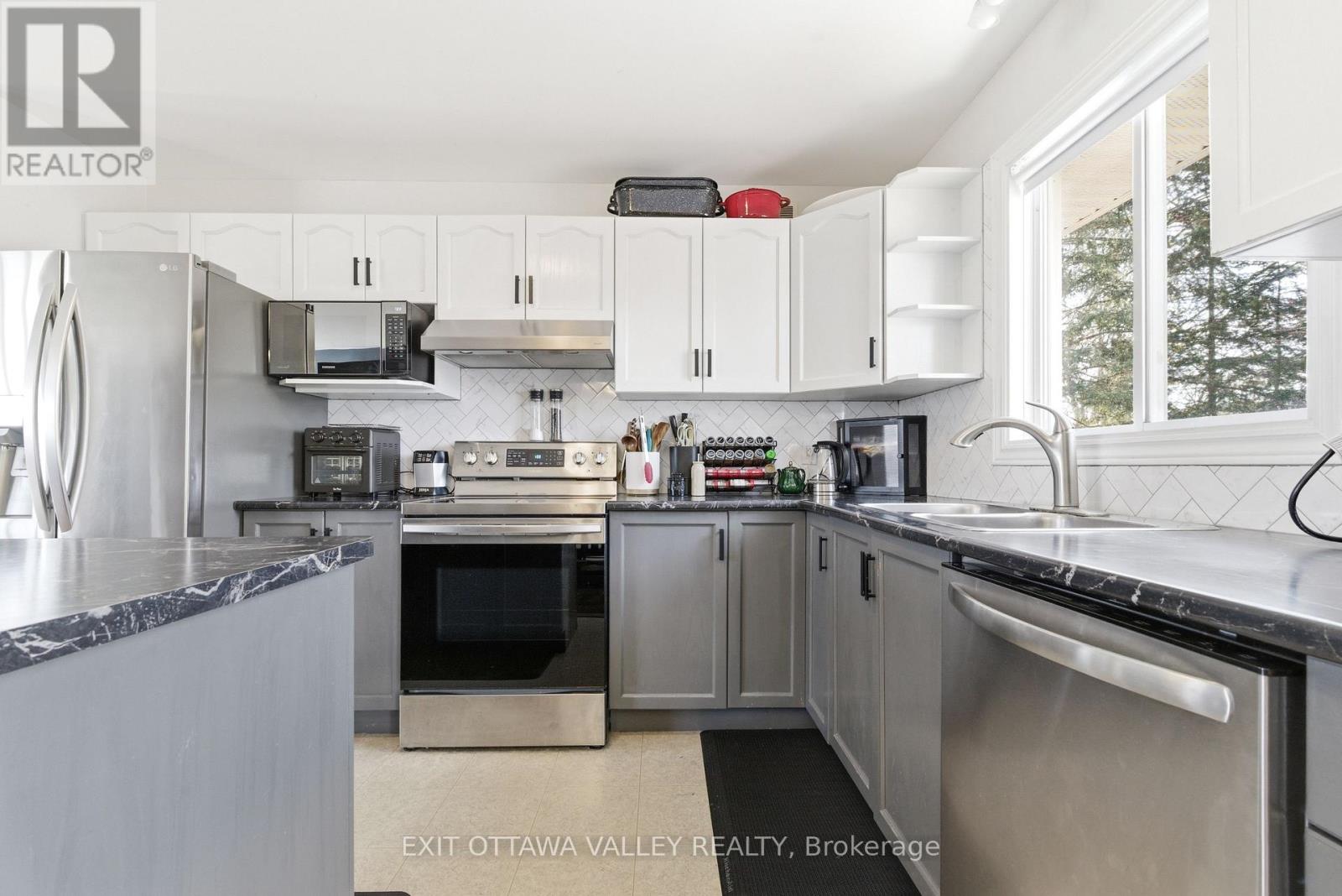 3 Selkirk Street, Petawawa, Ontario  K8H 1N8 - Photo 12 - X12981390