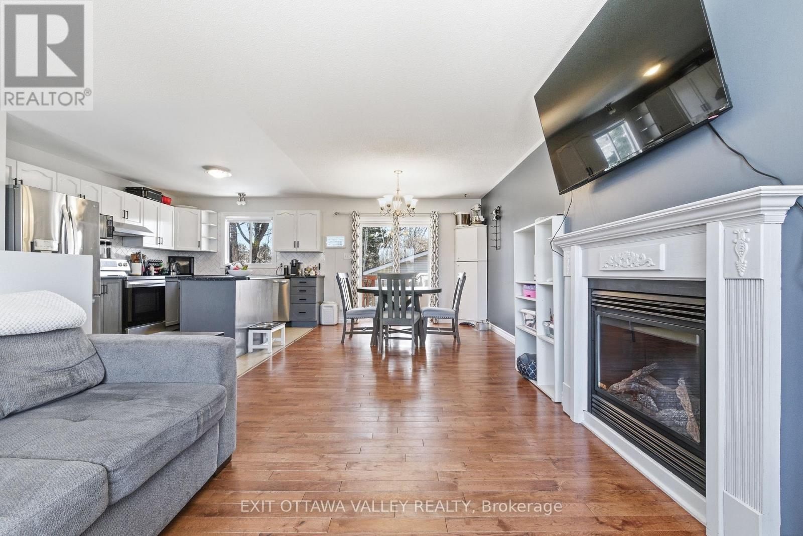 3 Selkirk Street, Petawawa, Ontario  K8H 1N8 - Photo 13 - X12981390