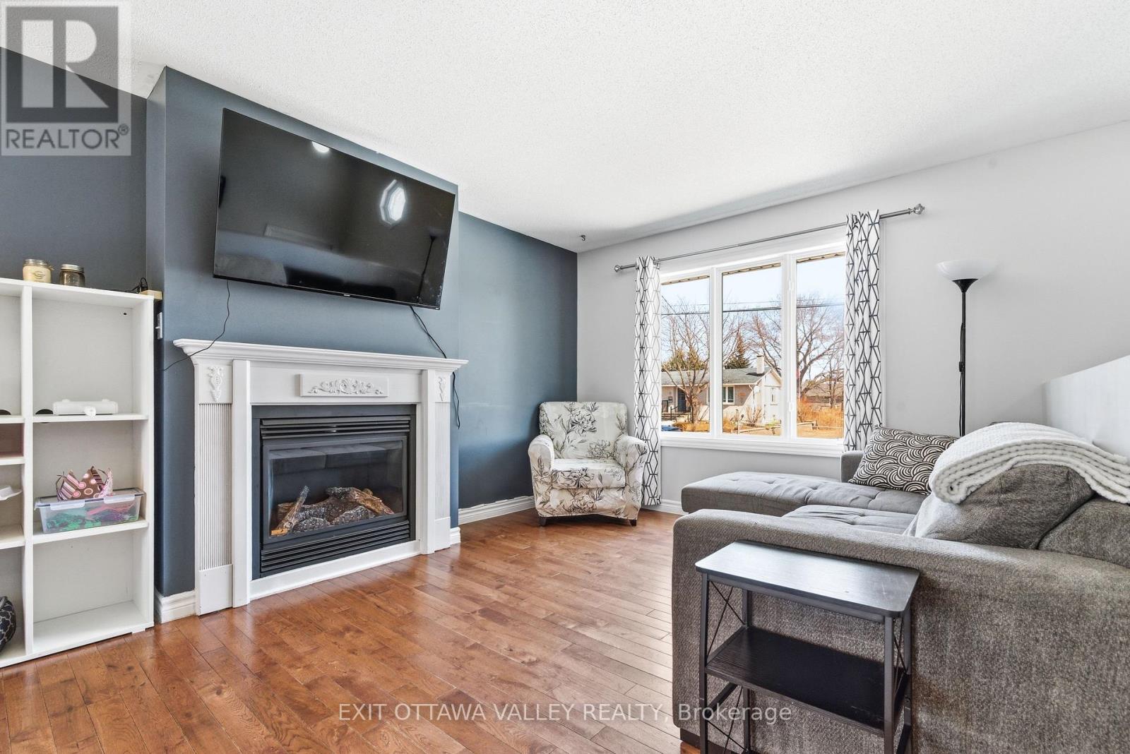 3 Selkirk Street, Petawawa, Ontario  K8H 1N8 - Photo 14 - X12981390