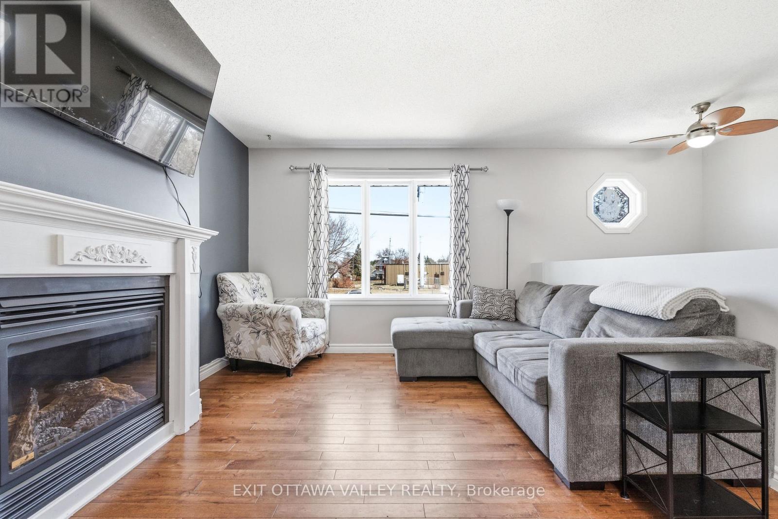 3 Selkirk Street, Petawawa, Ontario  K8H 1N8 - Photo 16 - X12981390