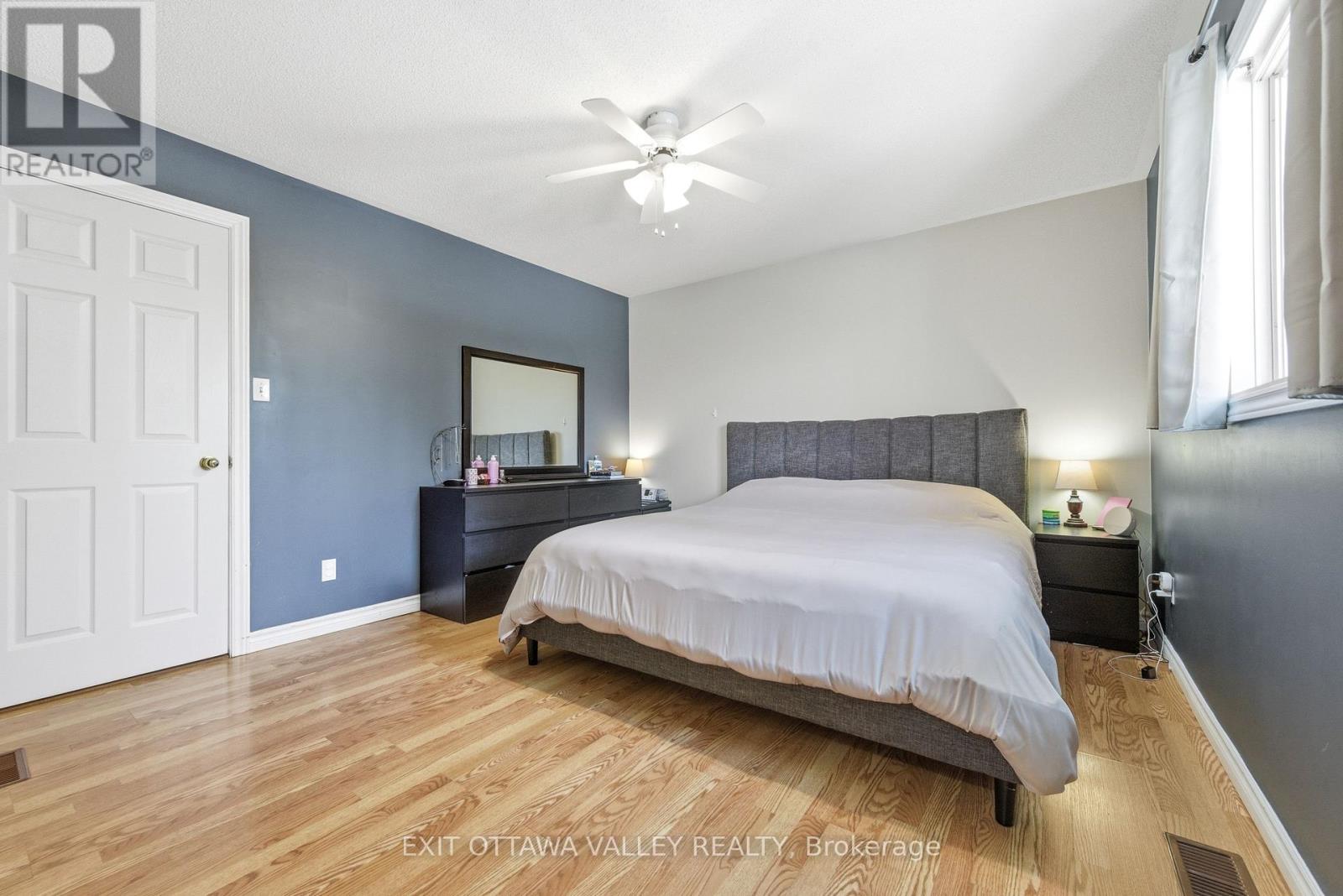 3 Selkirk Street, Petawawa, Ontario  K8H 1N8 - Photo 18 - X12981390