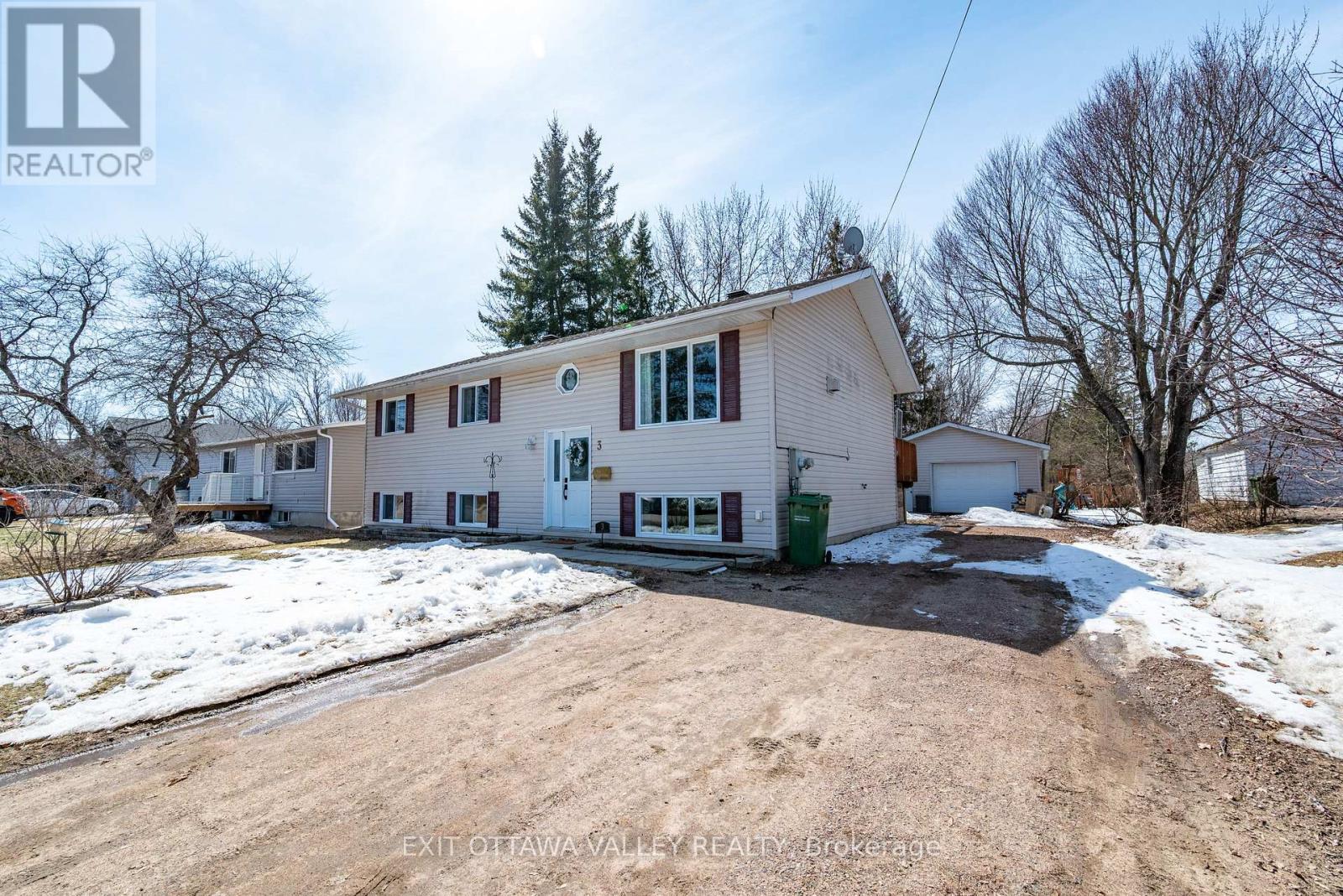 3 Selkirk Street, Petawawa, Ontario  K8H 1N8 - Photo 2 - X12981390