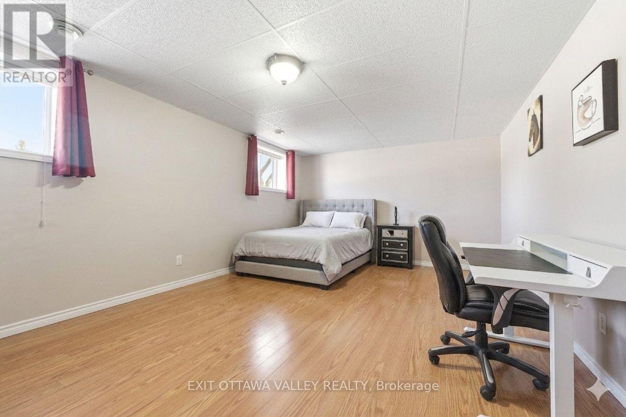 3 Selkirk Street, Petawawa, Ontario  K8H 1N8 - Photo 29 - X12981390