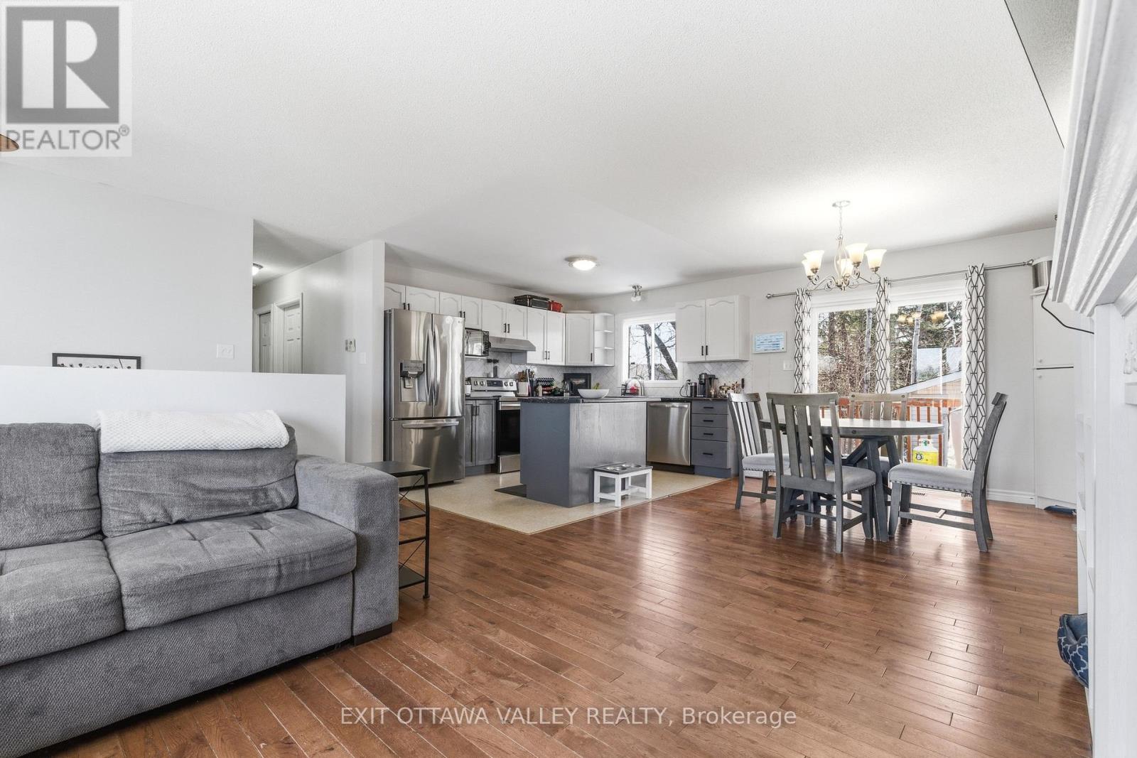 3 Selkirk Street, Petawawa, Ontario  K8H 1N8 - Photo 3 - X12981390