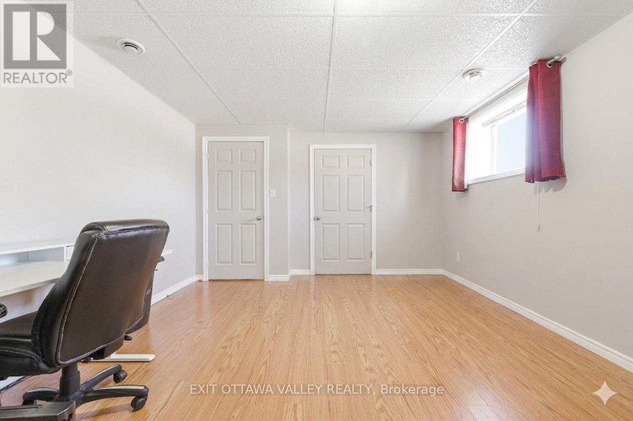 3 Selkirk Street, Petawawa, Ontario  K8H 1N8 - Photo 30 - X12981390