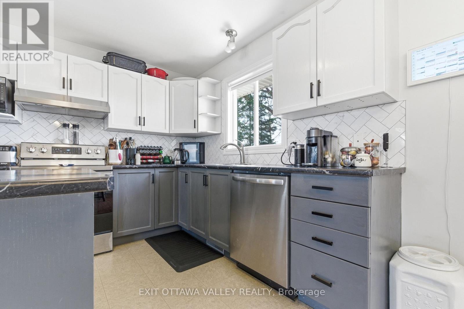 3 Selkirk Street, Petawawa, Ontario  K8H 1N8 - Photo 4 - X12981390