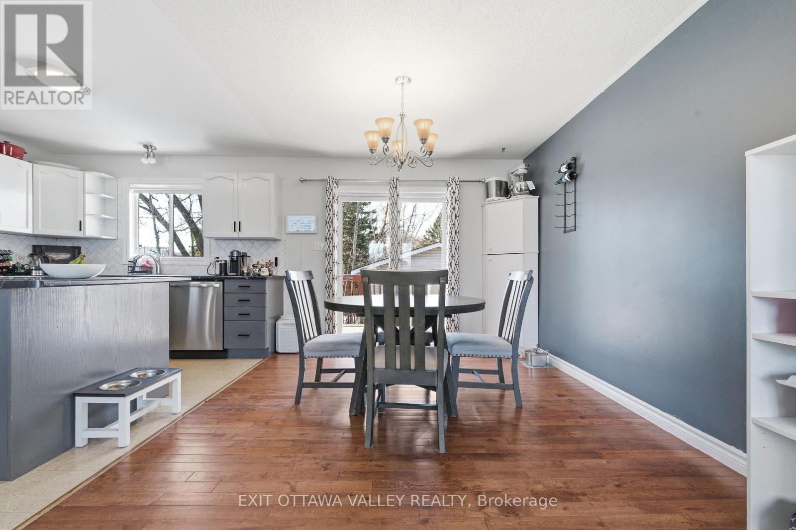 3 Selkirk Street, Petawawa, Ontario  K8H 1N8 - Photo 5 - X12981390