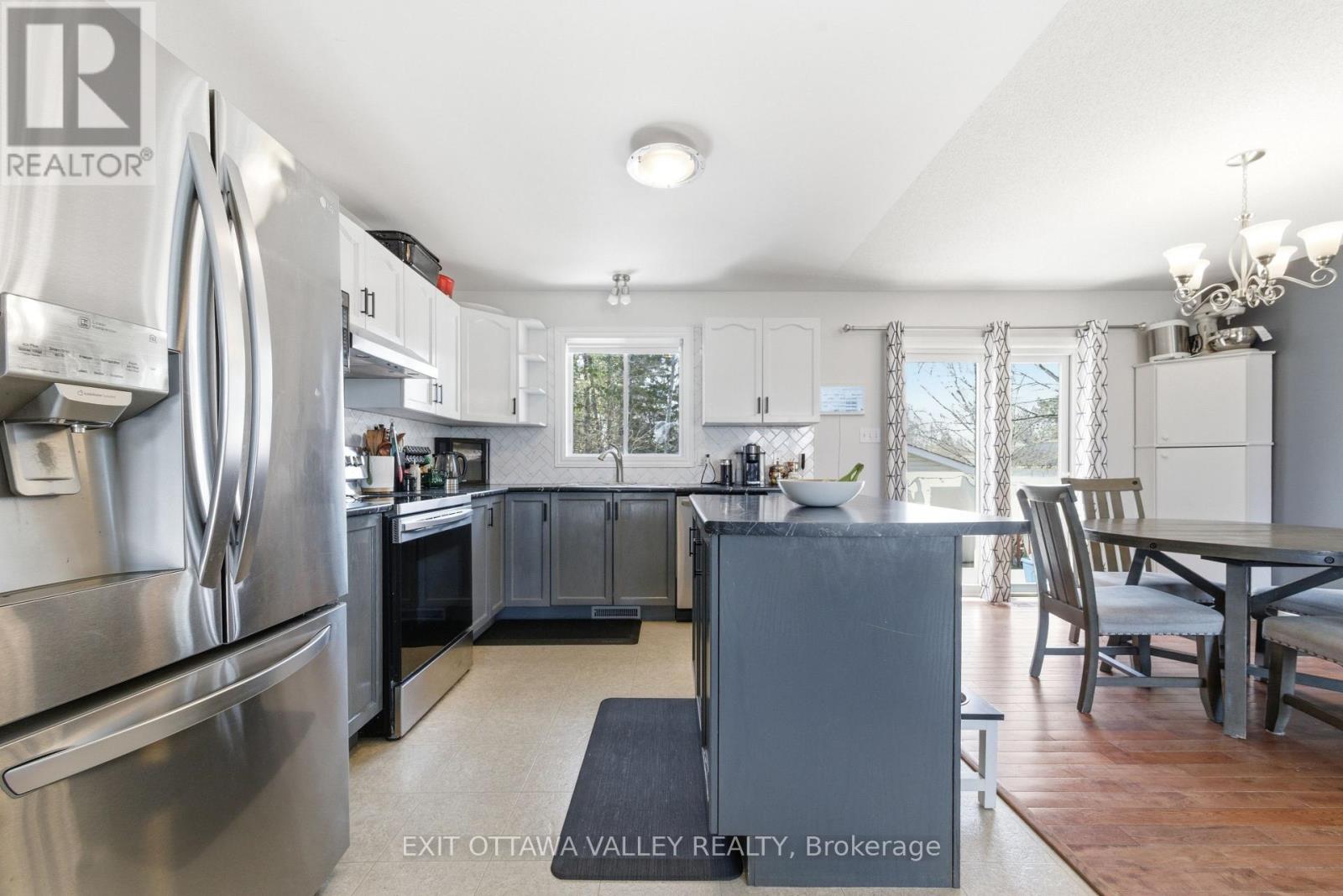 3 Selkirk Street, Petawawa, Ontario  K8H 1N8 - Photo 6 - X12981390