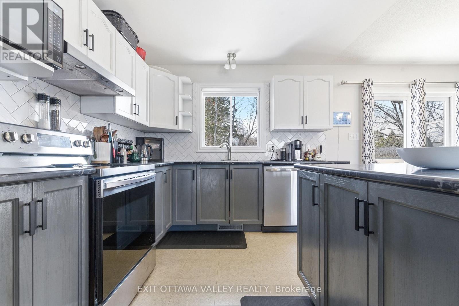 3 Selkirk Street, Petawawa, Ontario  K8H 1N8 - Photo 7 - X12981390