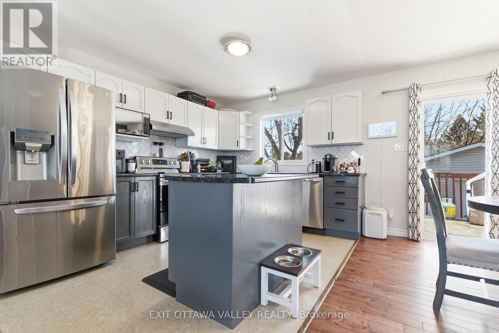 3 Selkirk Street, Petawawa, Ontario  K8H 1N8 - Photo 9 - X12981390