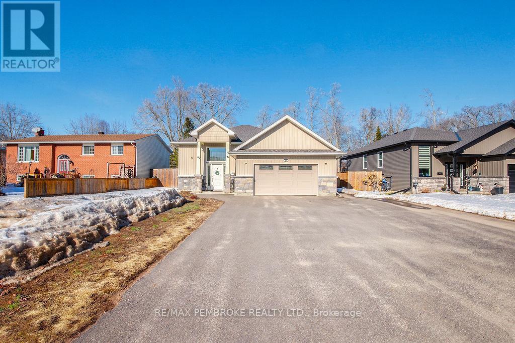 21a East Street, Petawawa, Ontario K8H 2N7 - Photo 1 - X12981504