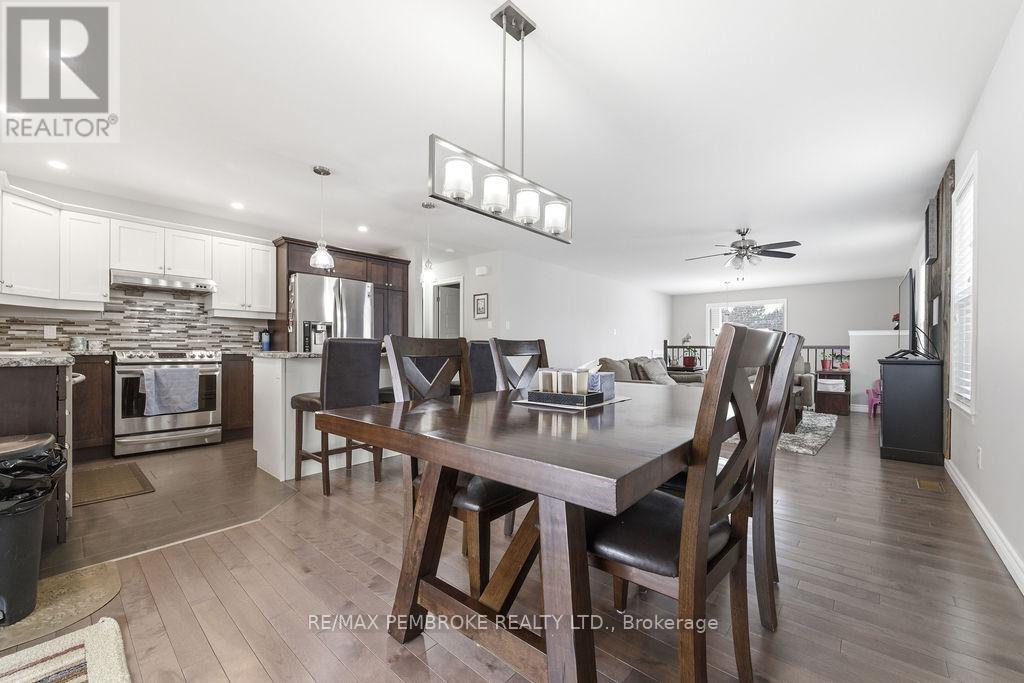 21a East Street, Petawawa, Ontario K8H 2N7 - Photo 11 - X12981504