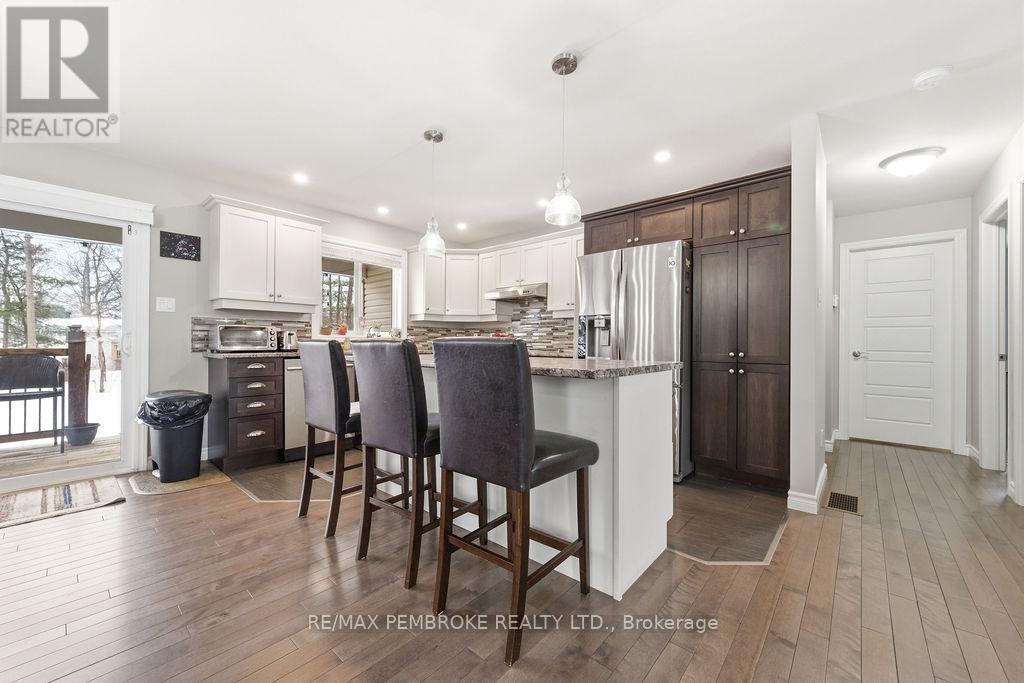 21a East Street, Petawawa, Ontario K8H 2N7 - Photo 12 - X12981504