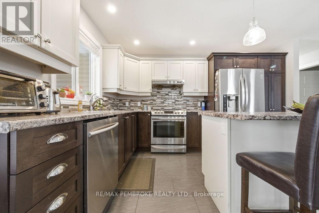 21a East Street, Petawawa, Ontario K8H 2N7 - Photo 13 - X12981504