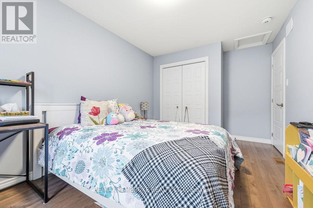 21a East Street, Petawawa, Ontario K8H 2N7 - Photo 17 - X12981504