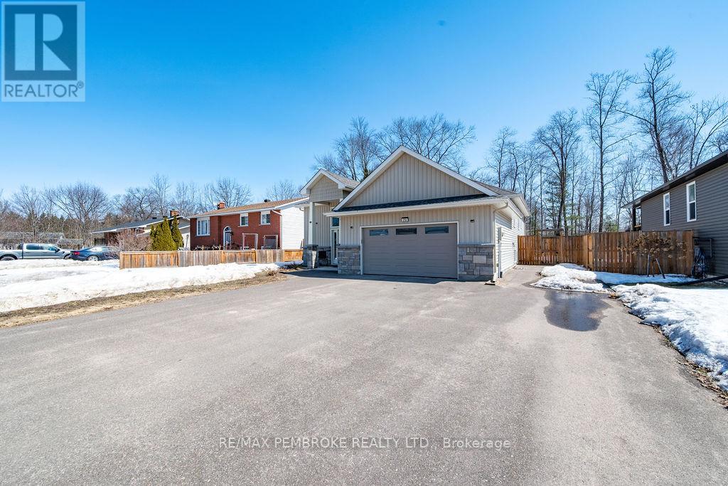 21a East Street, Petawawa, Ontario K8H 2N7 - Photo 2 - X12981504